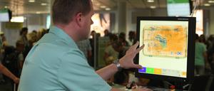 Ein Zollbeamter sitzt am 14.07.2016 in Schkeuditz (Sachsen) auf dem Flughafen Leipzig-Halle an einem Bildschirm, der das Innere eines Reisekoffers zeigt. (Symbolbild)