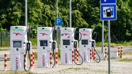 Ladestationen für Elektroautos stehen an der Autobahn-Raststätte «Dresdner Tor». 