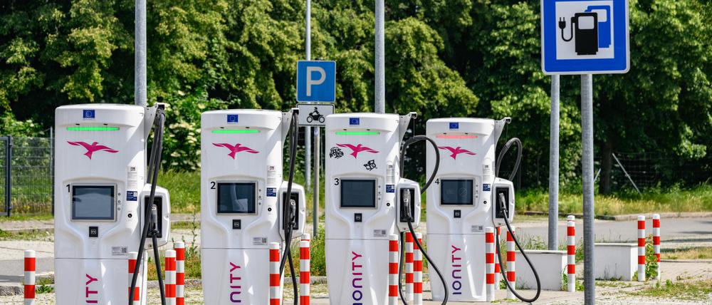 Ladestationen für Elektroautos stehen an der Autobahn-Raststätte «Dresdner Tor». 