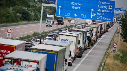 Lkw und Pkw stauen sich auf der A9 vor dem Schkeuditzer Kreuz in Richtung München. 
