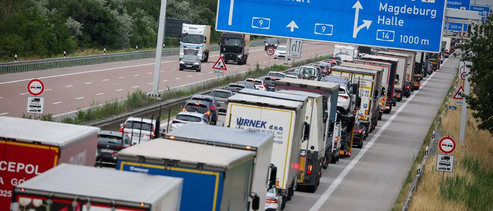 Lkw und Pkw stauen sich auf der A9 vor dem Schkeuditzer Kreuz in Richtung München. 
