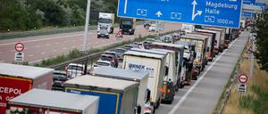 Lkw und Pkw stauen sich auf der A9 vor dem Schkeuditzer Kreuz in Richtung München.
