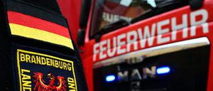 Ein Abzeichen ·Landesfeuerwehrverband Brandenburg· ist am Ärmel eines Feuerwehrmannes zu sehen.
