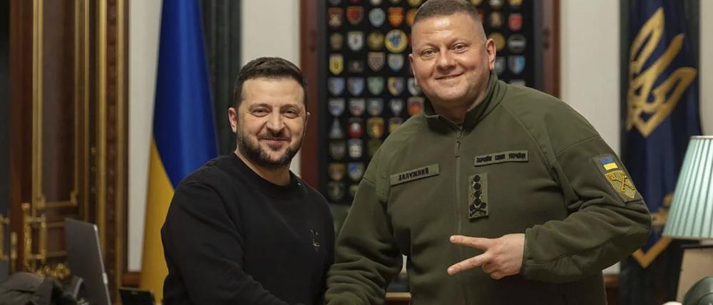 Auf diesem vom Pressebüro des ukrainischen Präsidenten zur Verfügung gestellten Foto schütteln sich Wolodymyr Selenskyj und Walerij Saluschnyj die Hände.