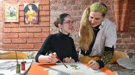 Zwölfklässlerin Lena Büchholz (l.) malt unter Anleitung von Restauratorin Dorothee Schmidt-Breitung in der Museumswerkstatt der Zisterzienser-Klosteranlage Neuzelle eine Kopie einer mittelalterlichen Wandmalerei aus der Friedenskirche in Frankfurt (Oder).