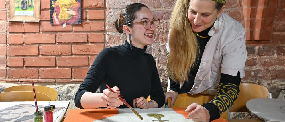 Zwölfklässlerin Lena Büchholz (l.) malt unter Anleitung von Restauratorin Dorothee Schmidt-Breitung in der Museumswerkstatt der Zisterzienser-Klosteranlage Neuzelle eine Kopie einer mittelalterlichen Wandmalerei aus der Friedenskirche in Frankfurt (Oder).