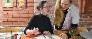 Zwölfklässlerin Lena Büchholz (l.) malt unter Anleitung von Restauratorin Dorothee Schmidt-Breitung in der Museumswerkstatt der Zisterzienser-Klosteranlage Neuzelle eine Kopie einer mittelalterlichen Wandmalerei aus der Friedenskirche in Frankfurt (Oder).