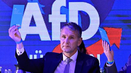 Björn Höcke, AfD-Landeschef in Thüringen, sitzt im Saal des Hotel Pfiffelburg während des Landesparteitags der AfD. 