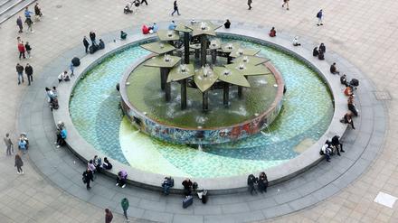 Blick auf den Brunnen der Völkerfreundschaft am Alexanderplatz in Berlin-Mitte.