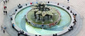 Blick auf den Brunnen der Völkerfreundschaft am Alexanderplatz in Berlin-Mitte.