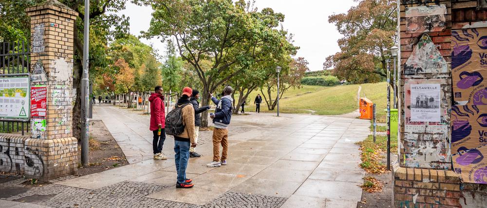 Der Görlitzer Park in Berlin-Kreuzberg, ein Hotspot für den Drogenhandel, hier im Bild eine Gruppe von mutmaßlichen Dealern am Eingang des Parks.