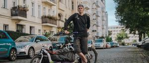 Fahrradkurier Lars Pfannenstiel vom Kurier*innenkollektiv Fahrwerk spricht im Interview über die Tücken seines Jobs.