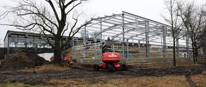 Bau einer temporären Sporthalle für die "Schule am Schloss" auf dem Wirtschaftshof südlich der Biosphäre Potsdam