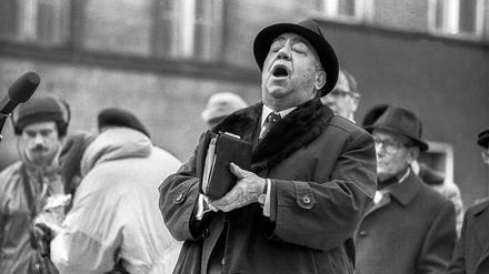 1988: Kantor Estrongo Nachama singt bei einer Gedenkveranstaltung in der Großen Hamburger Straße.