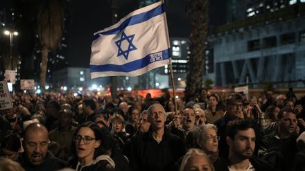 Menschen nehmen an einer Demonstration für die Freilassung der von Hamas-Kämpfern im Gazastreifen entführten Geiseln teil.