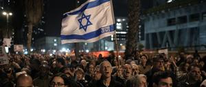 Menschen nehmen an einer Demonstration für die Freilassung der von Hamas-Kämpfern im Gazastreifen entführten Geiseln teil.