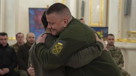 uf diesem vom Pressebüro des ukrainischen Präsidenten via AP zur Verfügung gestellten Foto umarmen sich Wolodymyr Selenskyj (l), Präsident der Ukraine, und Walerij Saluschnyj, der ehemalige Oberbefehlshaber der ukrainischen Streitkräfte, während einer Zeremonie.