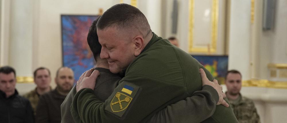 uf diesem vom Pressebüro des ukrainischen Präsidenten via AP zur Verfügung gestellten Foto umarmen sich Wolodymyr Selenskyj (l), Präsident der Ukraine, und Walerij Saluschnyj, der ehemalige Oberbefehlshaber der ukrainischen Streitkräfte, während einer Zeremonie.