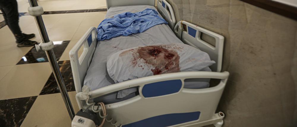 Blick auf ein blutverschmiertes Bett im Ibn-Sina-Krankenhaus nach einem tödlichen israelischen Militärangriff.