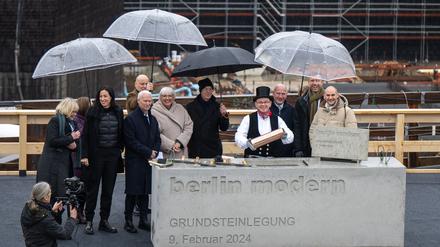 Die Zeitkapsel wird in einen Betonblock versenkt.