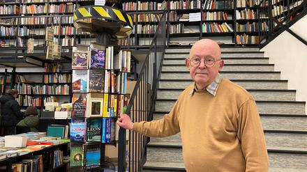 Inhaber Walter Grömling, 73, in der „Bücherhalle“. Er hätte gern noch einige Jahre weitergemacht.