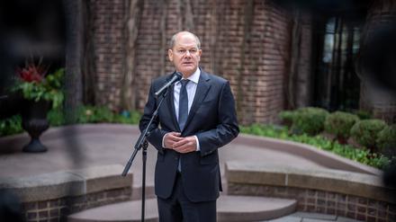 Bundeskanzler Olaf Scholz (SPD) gibt ein Pressestatement vor dem Treffen mit US-Präsident Biden im Weißen Haus. 