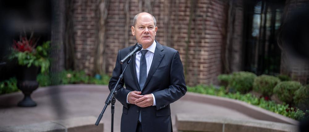 Bundeskanzler Olaf Scholz (SPD) gibt ein Pressestatement vor dem Treffen mit US-Präsident Biden im Weißen Haus.