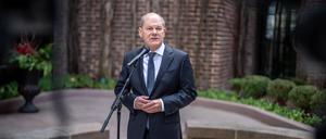 Bundeskanzler Olaf Scholz (SPD) gibt ein Pressestatement vor dem Treffen mit US-Präsident Biden im Weißen Haus. 