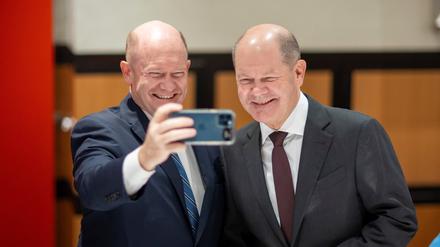 Dieses von der Bundesregierung zur Verfügung gestellte Foto zeigt Bundeskanzler Olaf Scholz (SPD, r) mit seinem amerikanischen Doppelgänger Chris Coons, Senator im Bundesstaat Delaware. 