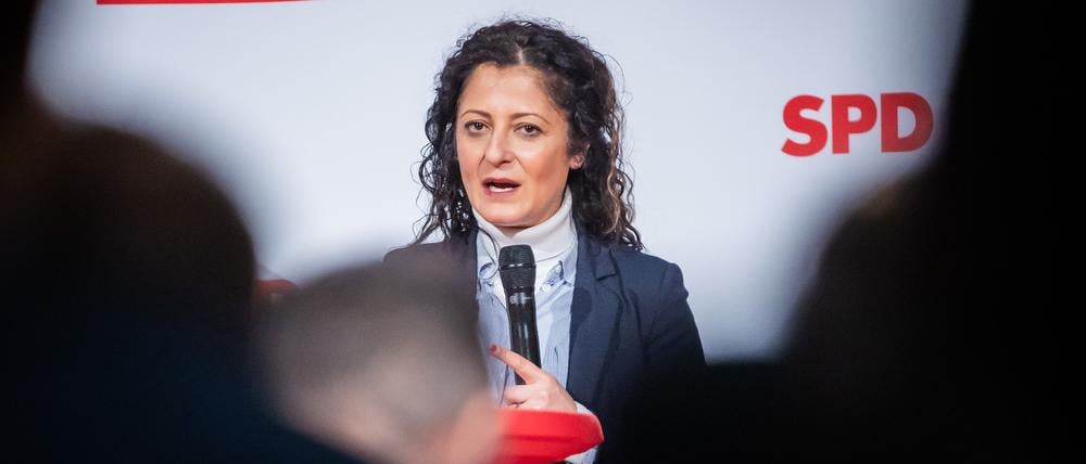 Cansel Kiziltepe (SPD), Berliner Senatorin für Arbeit, Soziales, Gleichstellung, Integration, Vielfalt und Antidiskriminierung, spricht beim SPD-Wahlkampf-Abschluss zur Teilwiederholung der Bundestagswahl in Berlin im Willy-Brandt-Haus. 