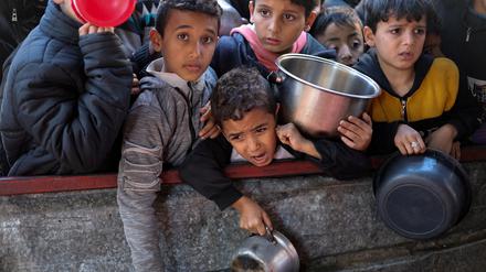 Palästinensische Kinder warten in Gaza auf Essen. 