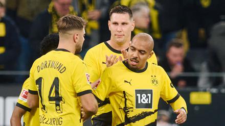 Donyell Malen (r) jubelt mit Niclas Füllkrug (l) und Niklas Süle über sein Tor zum 1:0.