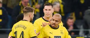 Donyell Malen (r) jubelt mit Niclas Füllkrug (l) und Niklas Süle über sein Tor zum 1:0.