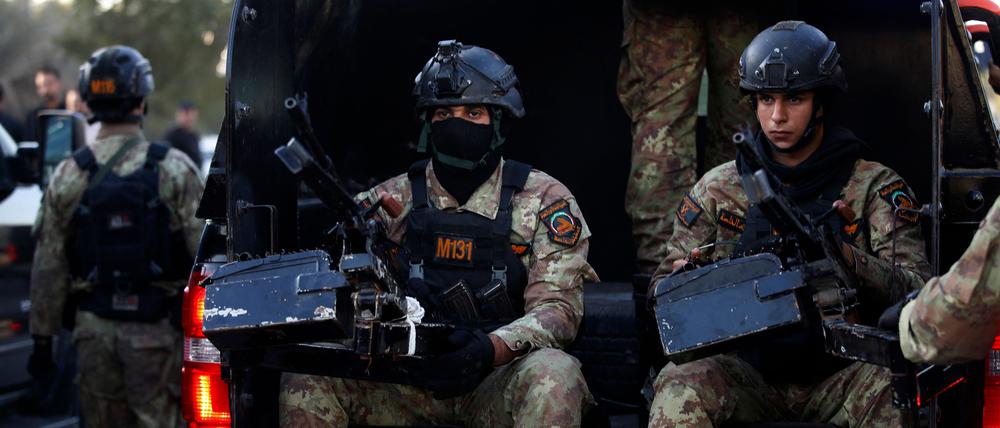 Irakische Soldaten bei der Beerdigung des Milizenchefs Abu Bakir al-Saadi