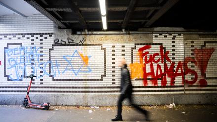 ARCHIV - 18.10.2023, Berlin: Parolen "Berlin bleibt jüdisch" und "Fuck Hamas" sind in der Unterführung des S-Bahnhofs Berlin-Friedenau zu sehen. (zu dpa: «Mehr als 380 Verfahren zu Nahost-Konflikt bei Staatsanwaltschaft») Foto: Christoph Soeder/dpa +++ dpa-Bildfunk +++