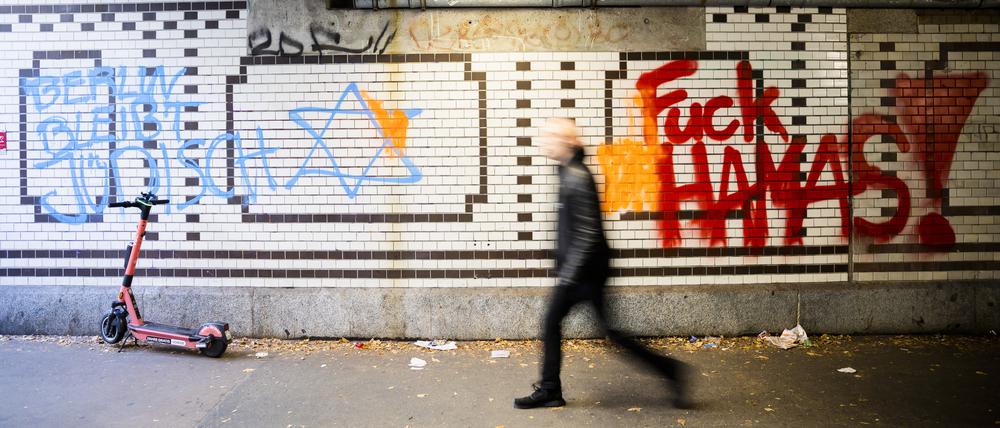 ARCHIV - 18.10.2023, Berlin: Parolen "Berlin bleibt jüdisch" und "Fuck Hamas" sind in der Unterführung des S-Bahnhofs Berlin-Friedenau zu sehen. (zu dpa: «Mehr als 380 Verfahren zu Nahost-Konflikt bei Staatsanwaltschaft») Foto: Christoph Soeder/dpa +++ dpa-Bildfunk +++