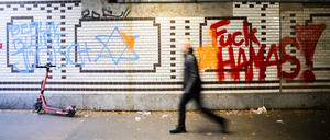 ARCHIV - 18.10.2023, Berlin: Parolen "Berlin bleibt jüdisch" und "Fuck Hamas" sind in der Unterführung des S-Bahnhofs Berlin-Friedenau zu sehen. (zu dpa: «Mehr als 380 Verfahren zu Nahost-Konflikt bei Staatsanwaltschaft») Foto: Christoph Soeder/dpa +++ dpa-Bildfunk +++