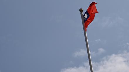 Die Nationalflagge Taiwans weht an einem Mast in Taipeh (Archivbild vom 12.01.2024).