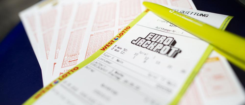 Ein Lottoschein mit der Aufschrift „Euro Jackpot“ liegt in einer Annahmestelle (Archivbild vom 20.05.2022).