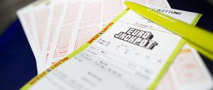 Ein Lottoschein mit der Aufschrift „Euro Jackpot“ liegt in einer Annahmestelle (Archivbild vom 20.05.2022).