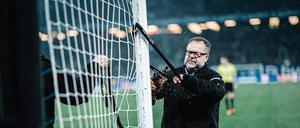 Fanprotest: Ein Ordner entfernt ein Fahrradschloss an einem Tor im Hamburger Volksparkstadion.