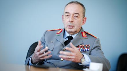 Carsten Breuer, Generalinspekteur der Bundeswehr, spricht im Verteidigungsministerium in einem Interview (Archivbild vom 08.05.2023).