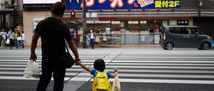 Vater und Kind gemeinsam unterwegs. Wenn es nach Japans Regierung geht, sollte man das öfter sehen.