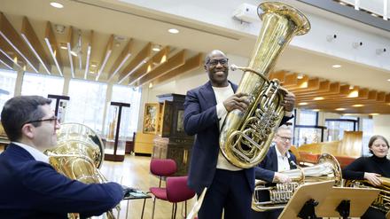 Ein Mann mit langem Atem Chialo an der Tuba.