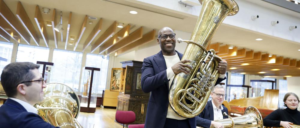 Ein Mann mit langem Atem Chialo an der Tuba.