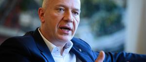 ARCHIV - 12.12.2023, Berlin: Kai Wegner (CDU), Regierender Bürgermeister von Berlin, sitzt bei einem Interview mit der Deutschen Presse-Agentur dpa in seinem Büro im Roten Rathaus. (zu dpa: «Wegner will AfD bei Berlinale-Einladungen weiter gleich behandeln») Foto: Bernd von Jutrczenka/dpa +++ dpa-Bildfunk +++