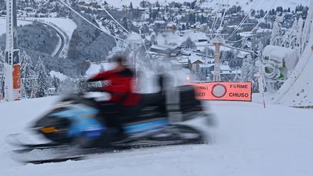 Die 64-Jährige sei am frühen Morgen im Skigebiet SkiWelt Ellmau-Going der Gemeinde Ellmau auf einer rot markierten Piste gefallen, abgerutscht und über den Pistenrand hinausgeraten, wie die Polizei Tirol am Freitagabend berichtete.