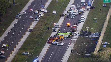 Rettungskräfte arbeiten am 9. Februar in Naples an der Absturzstelle eines Kleinflugzeugs auf der Interstate 75 nahe der Ausfahrt 105. 