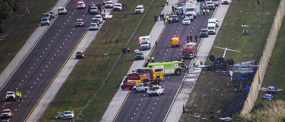 Rettungskräfte arbeiten am 9. Februar in Naples an der Absturzstelle eines Kleinflugzeugs auf der Interstate 75 nahe der Ausfahrt 105. 