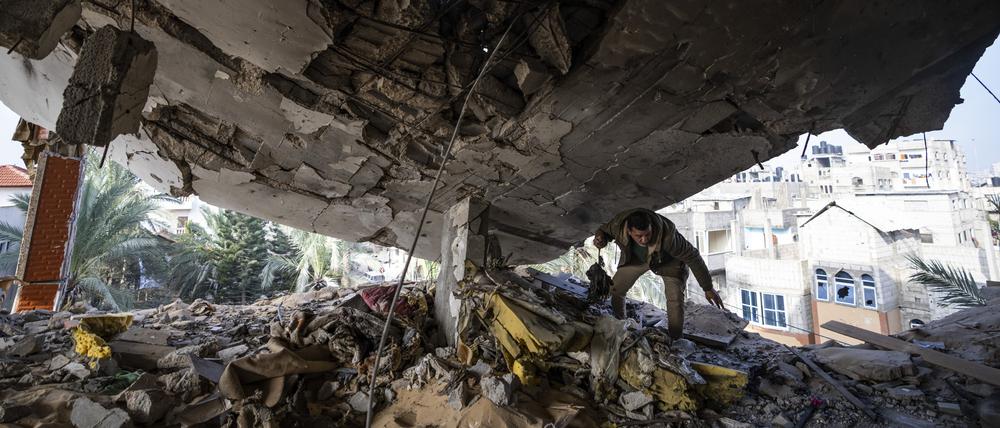 10.02.2024, Palästinensische Gebiete, Rafah: Ein Palästinenser rettet seine Habseligkeiten nach einem israelischen Angriff.